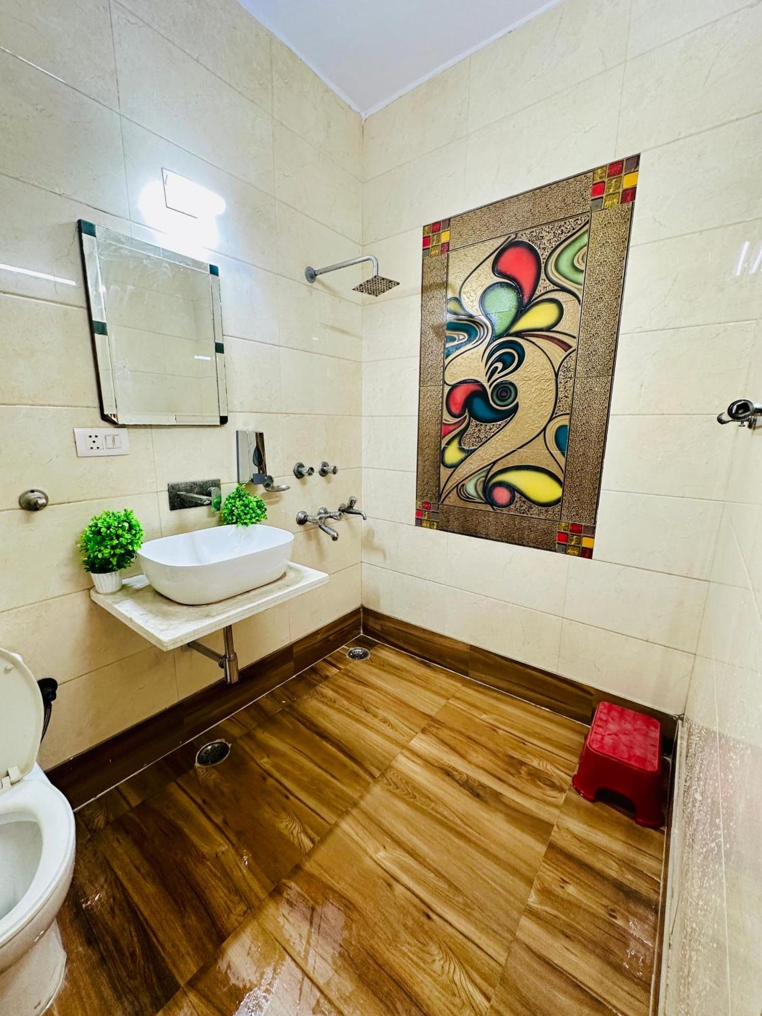 The White Scent-Near Noida Sector 18 Metro 호텔 외부 사진