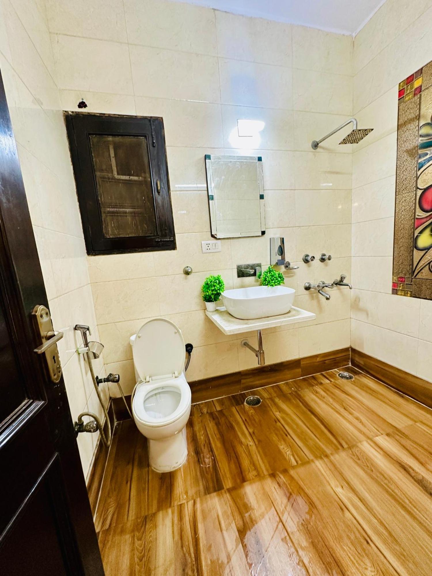 The White Scent-Near Noida Sector 18 Metro 호텔 외부 사진