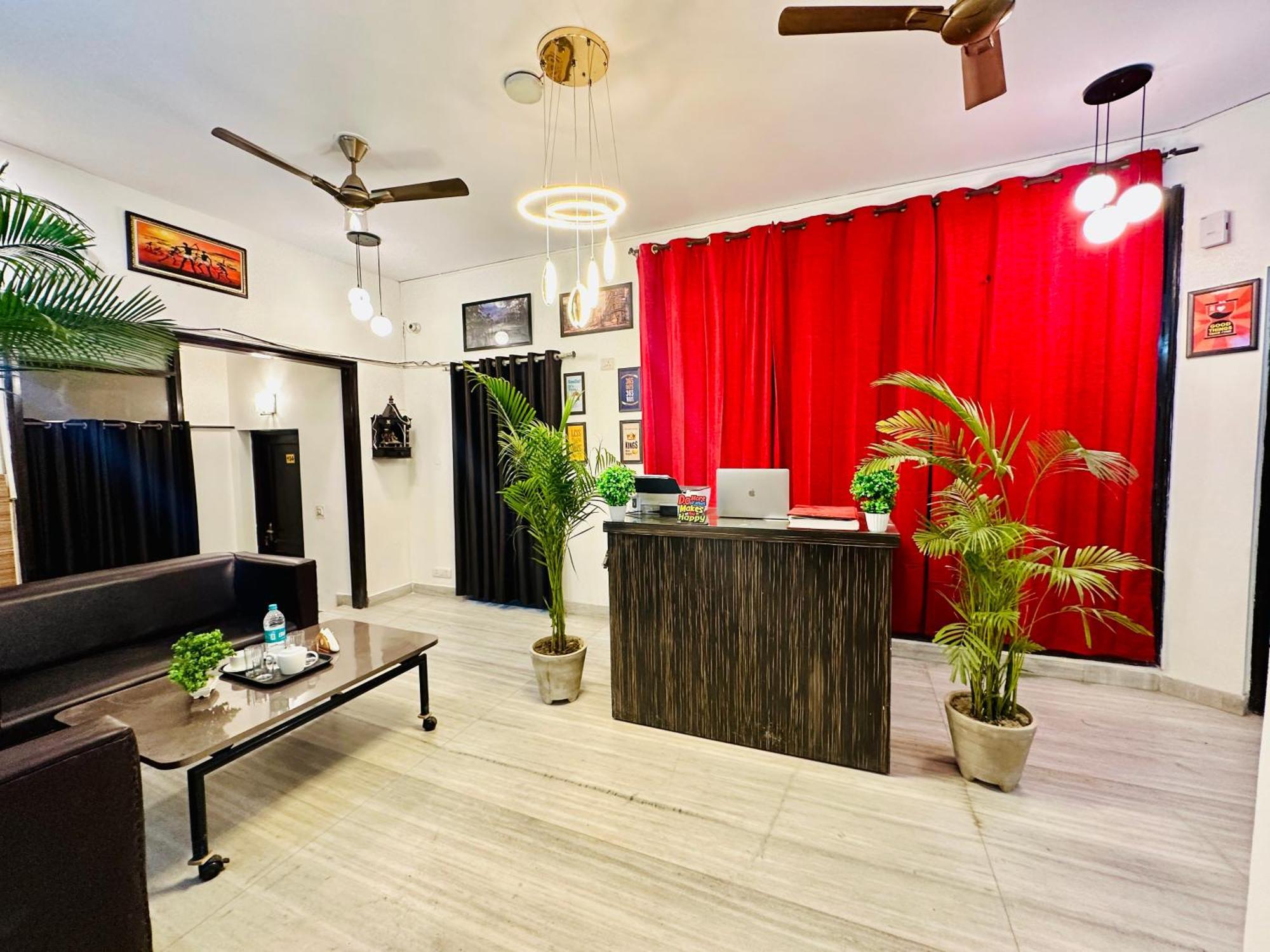 The White Scent-Near Noida Sector 18 Metro 호텔 외부 사진