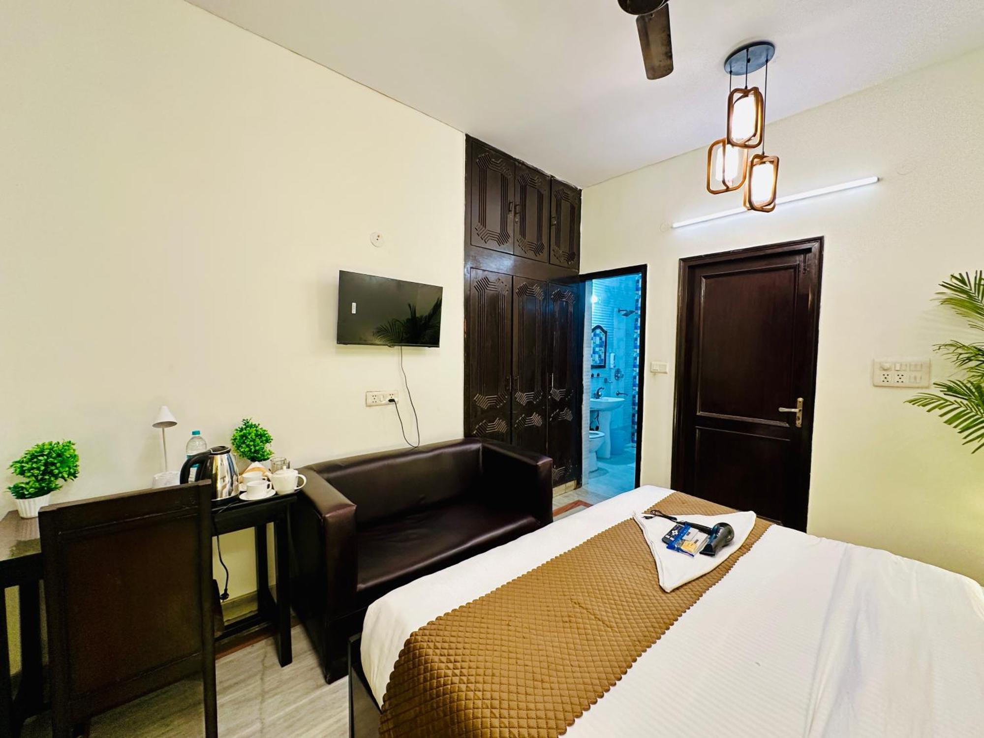 The White Scent-Near Noida Sector 18 Metro 호텔 외부 사진