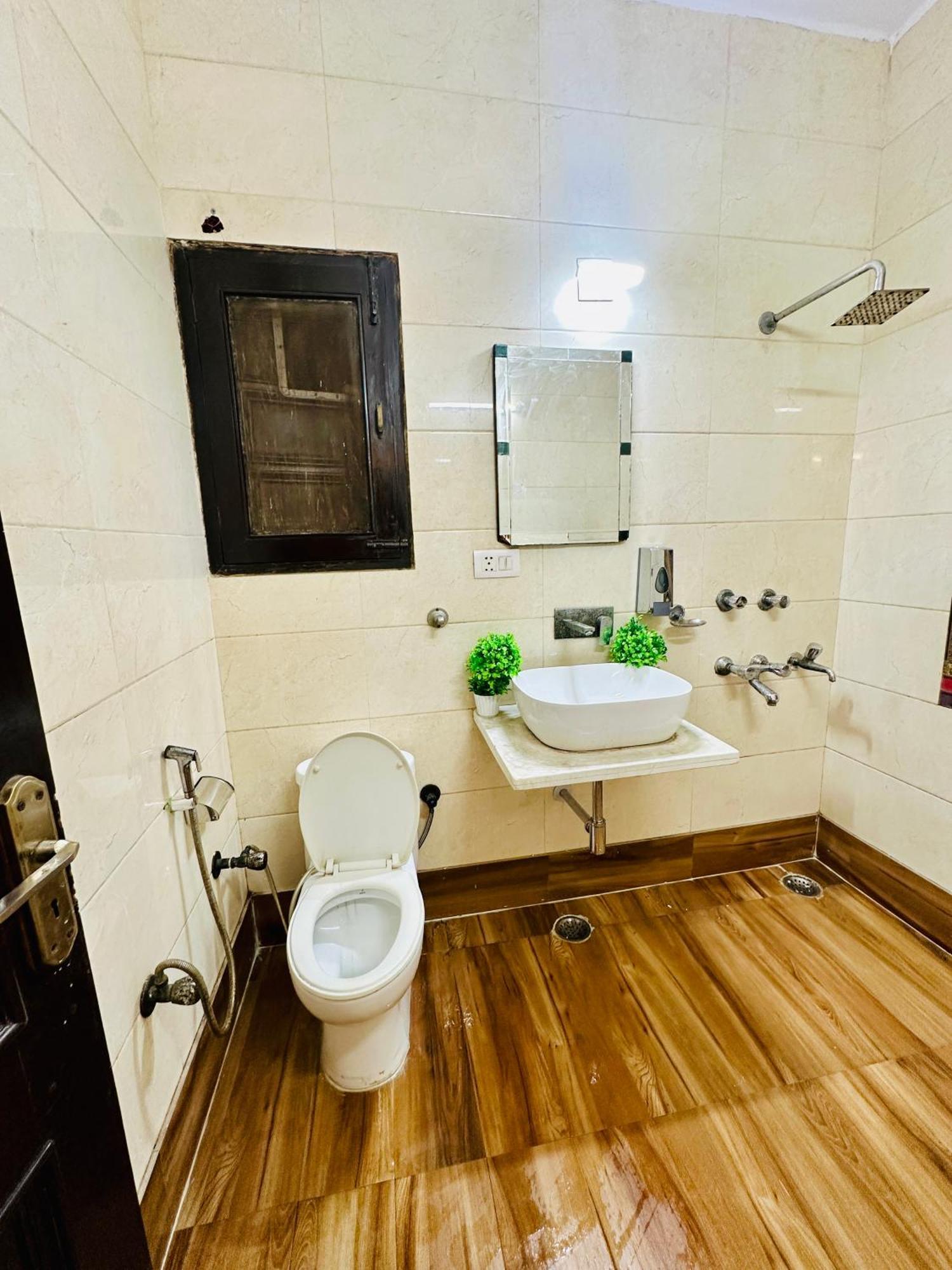 The White Scent-Near Noida Sector 18 Metro 호텔 외부 사진
