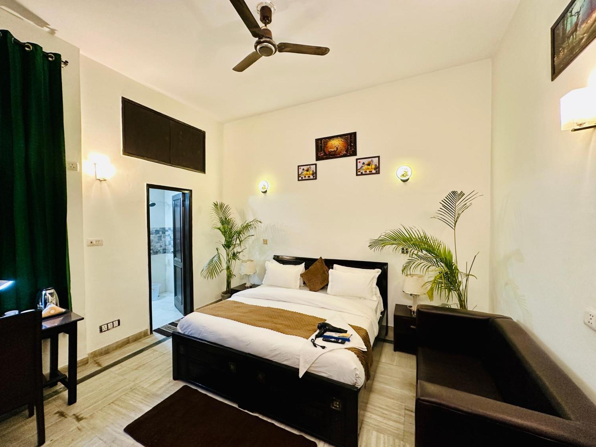 The White Scent-Near Noida Sector 18 Metro 호텔 외부 사진