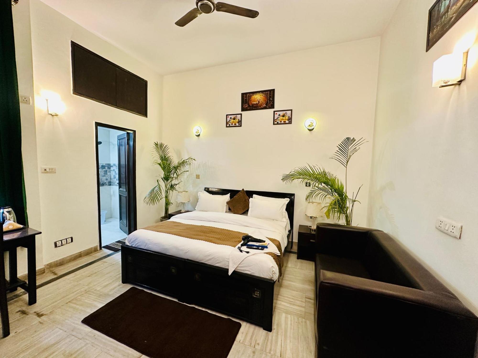 The White Scent-Near Noida Sector 18 Metro 호텔 외부 사진