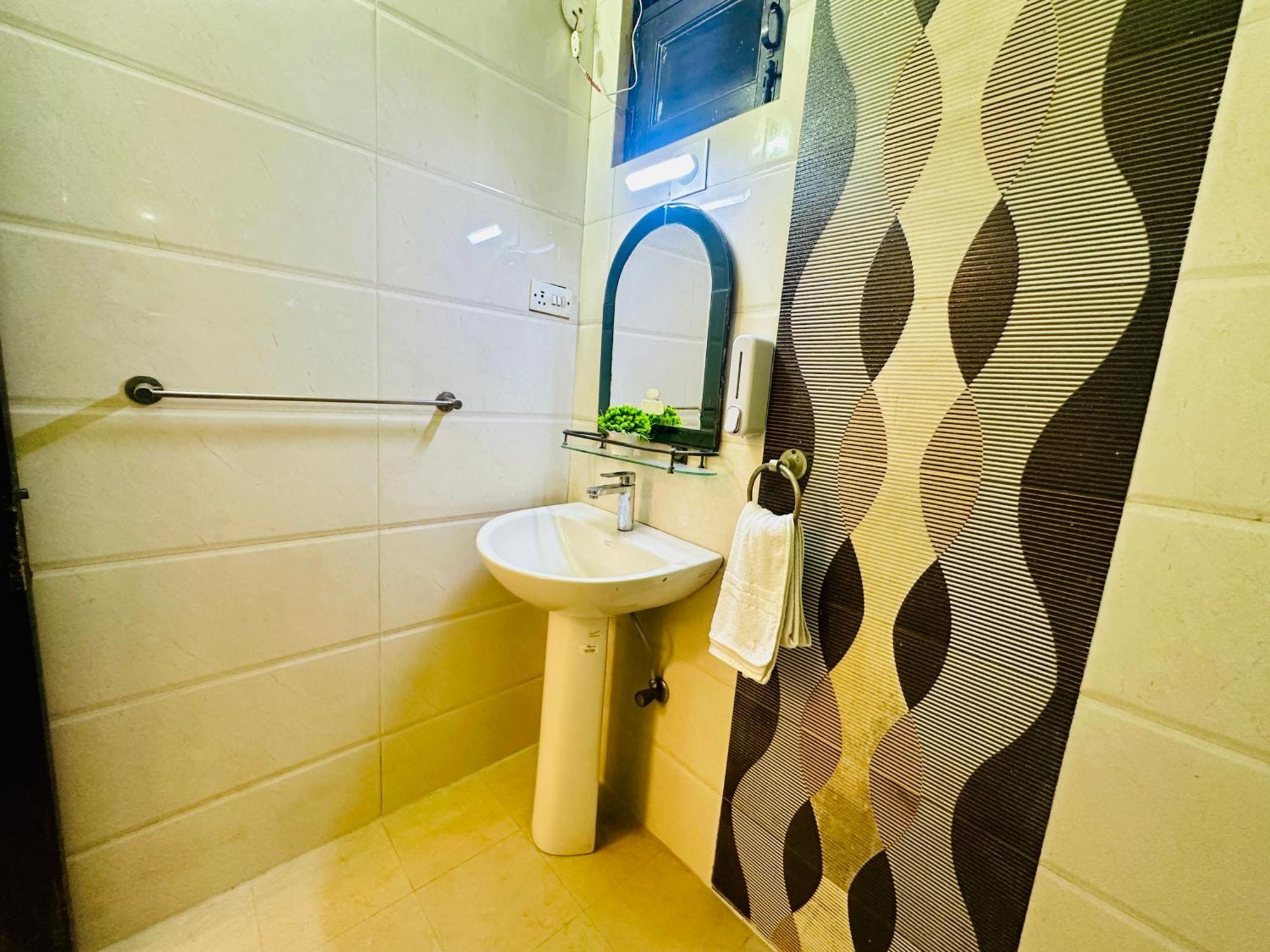 The White Scent-Near Noida Sector 18 Metro 호텔 외부 사진
