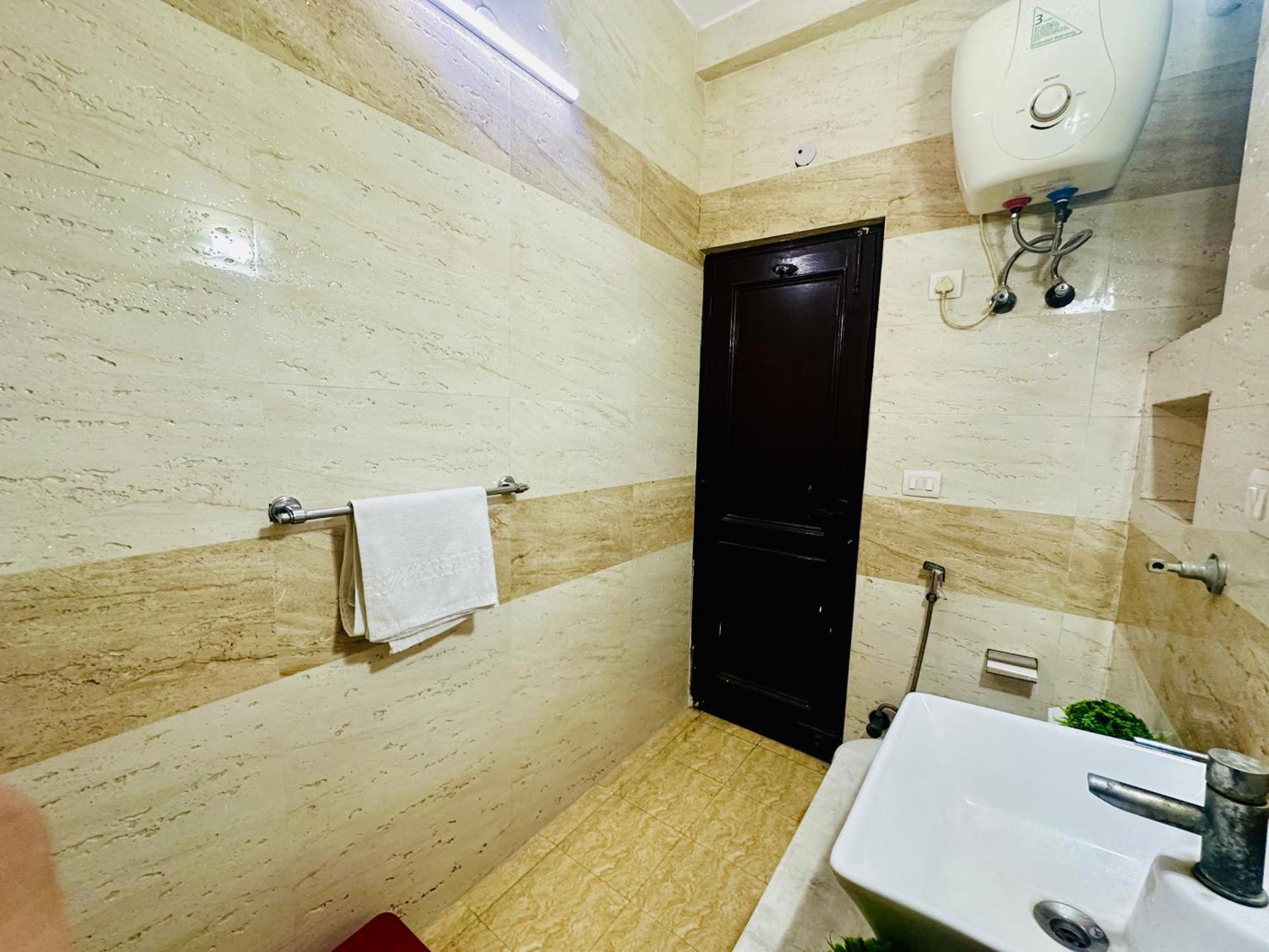 The White Scent-Near Noida Sector 18 Metro 호텔 외부 사진