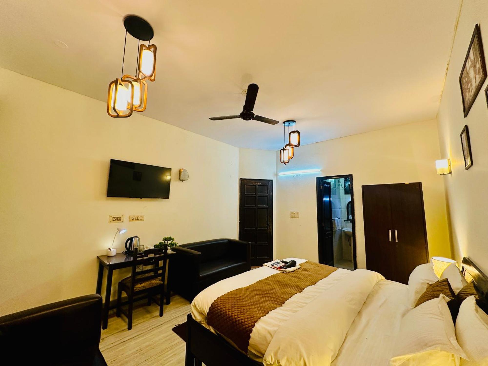 The White Scent-Near Noida Sector 18 Metro 호텔 외부 사진