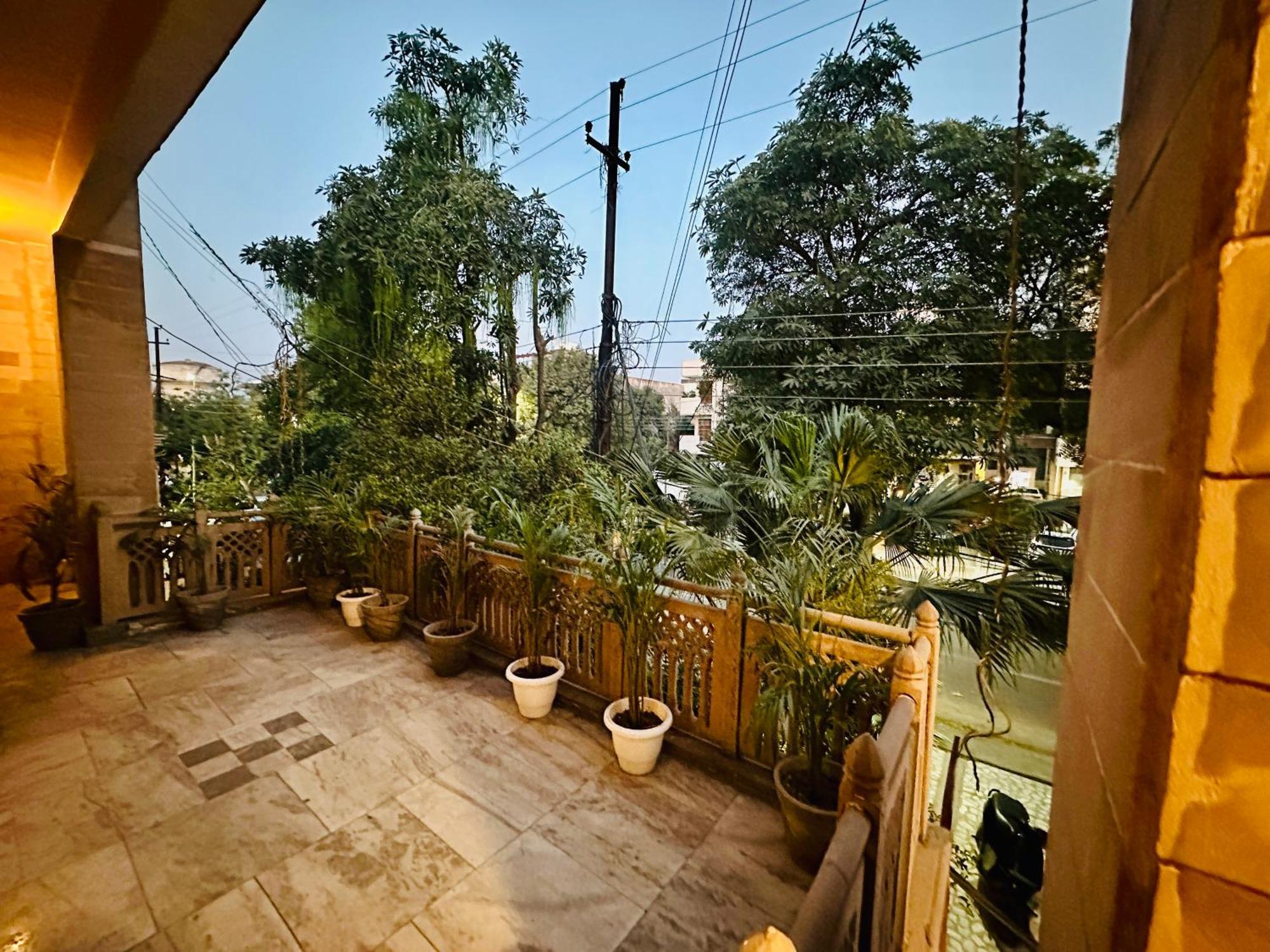 The White Scent-Near Noida Sector 18 Metro 호텔 외부 사진