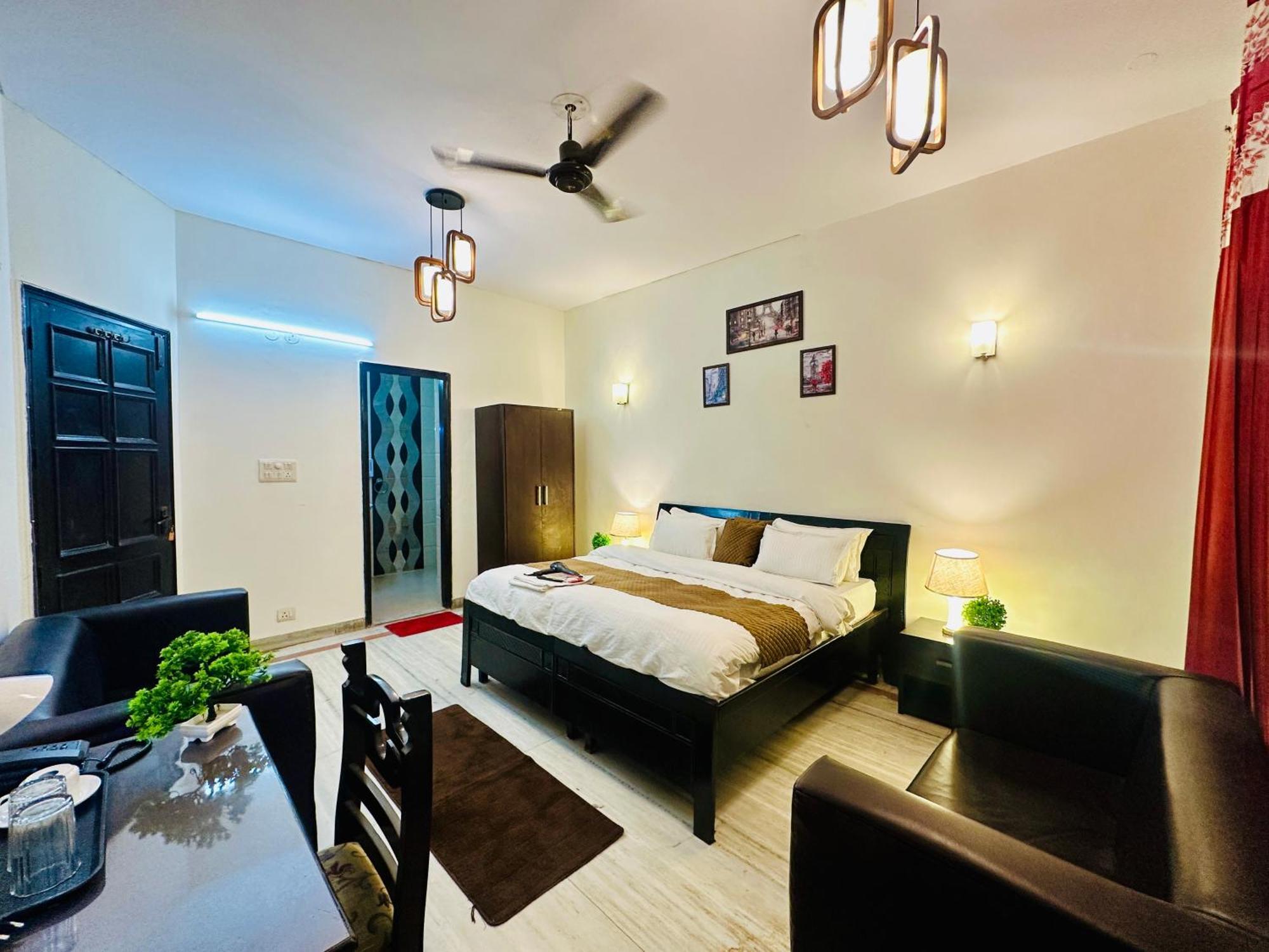 The White Scent-Near Noida Sector 18 Metro 호텔 외부 사진
