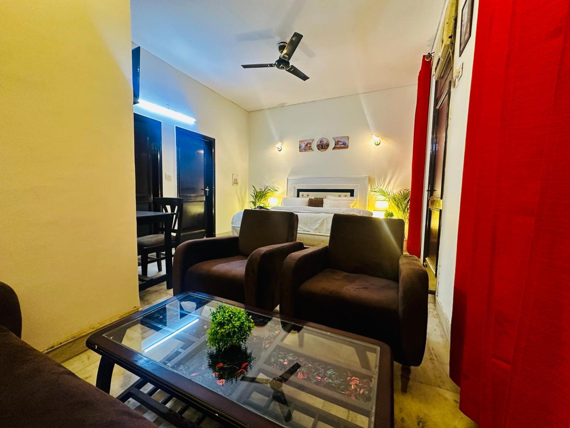 The White Scent-Near Noida Sector 18 Metro 호텔 외부 사진