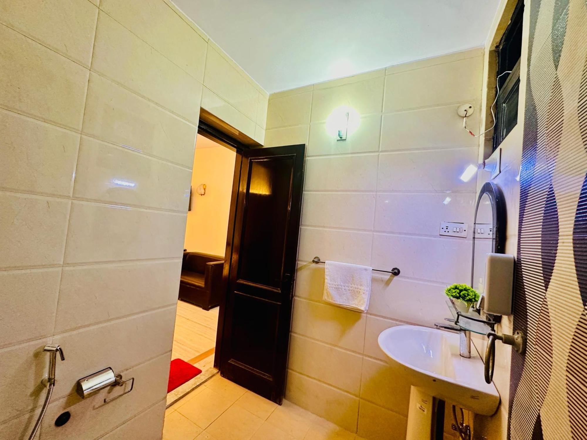 The White Scent-Near Noida Sector 18 Metro 호텔 외부 사진