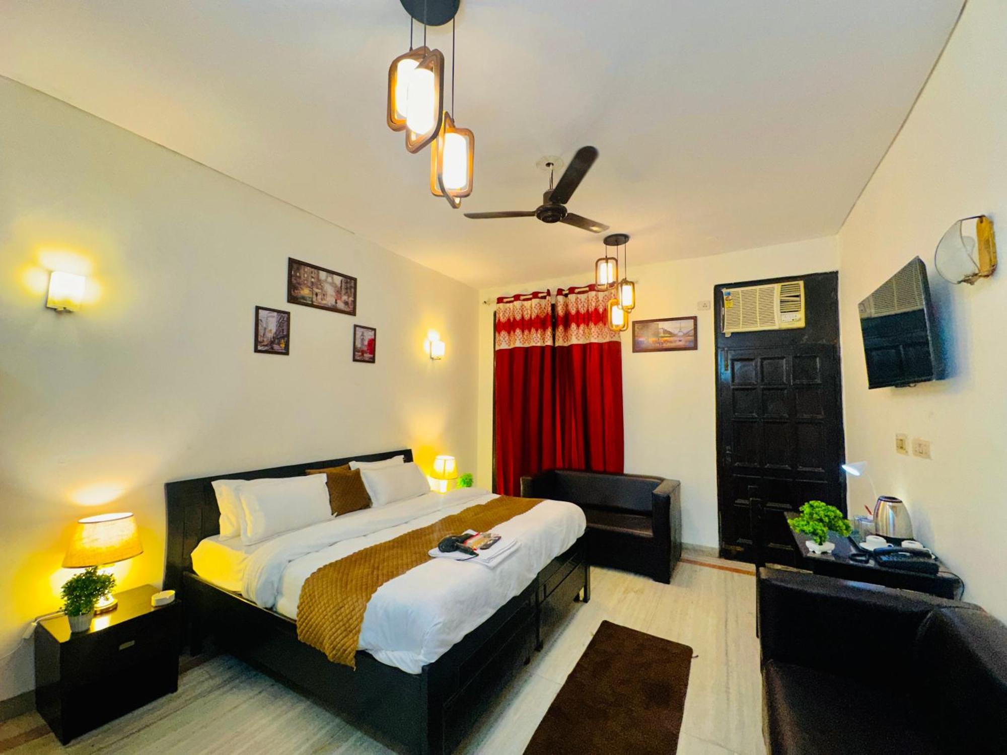 The White Scent-Near Noida Sector 18 Metro 호텔 외부 사진