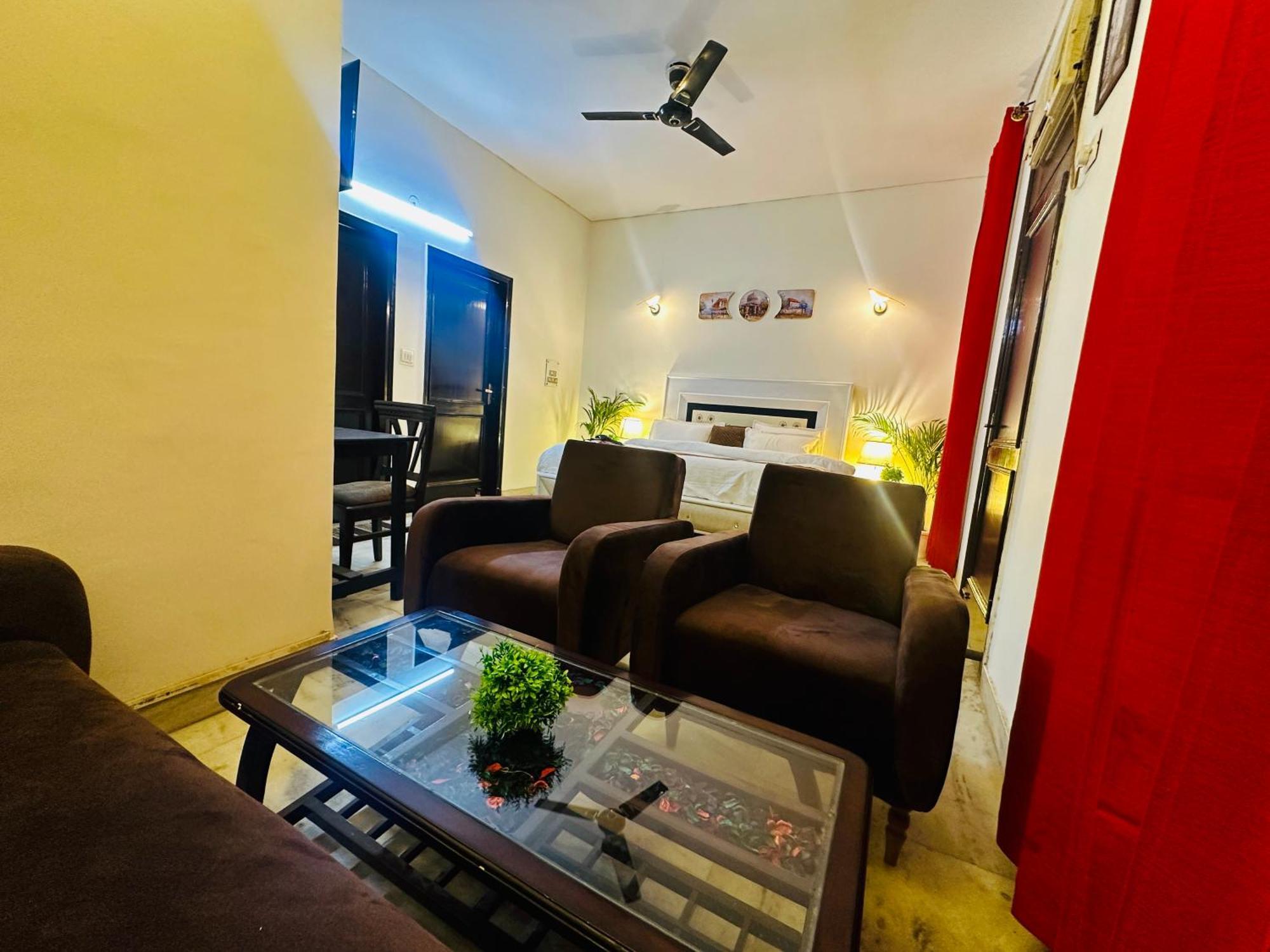 The White Scent-Near Noida Sector 18 Metro 호텔 외부 사진