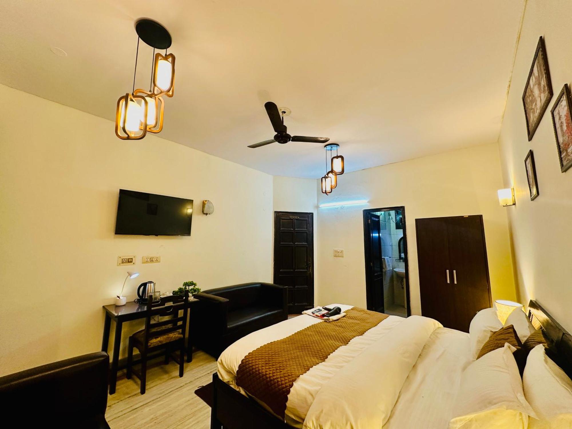 The White Scent-Near Noida Sector 18 Metro 호텔 외부 사진